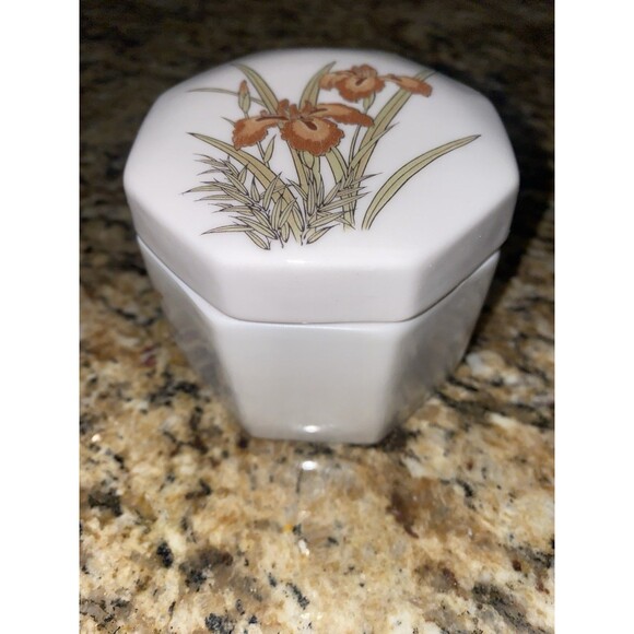 Vintage WHITE IRIS Porcelain Trinket Keepsake Box Japan Jewelry Box - Picture 2 of 6